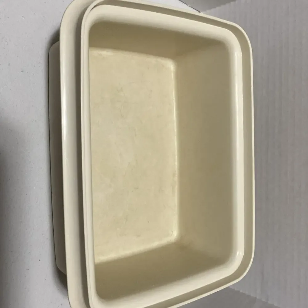 Tupperware storage container, 1 quart, Almond color base, clear top, 1255-16